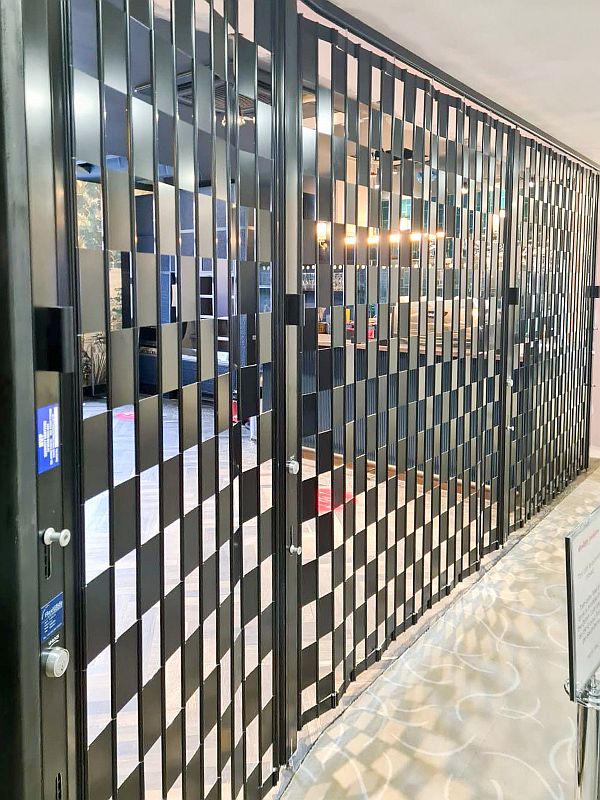 Manually operated sliding security shutter